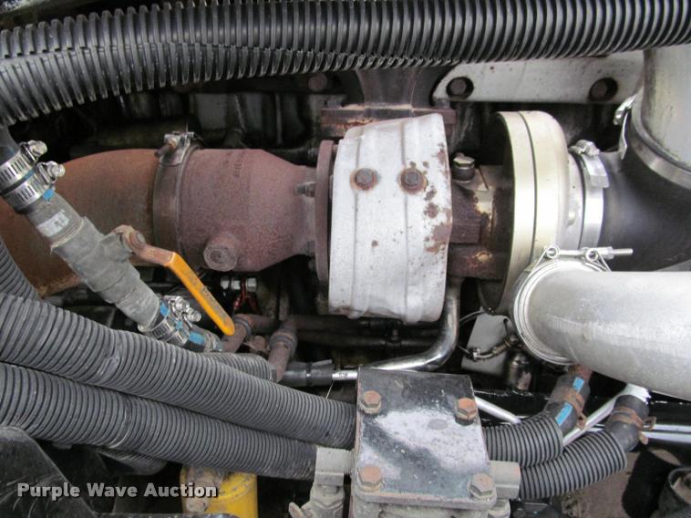 image for item J2622 2004 Freightliner Columbia semi truck