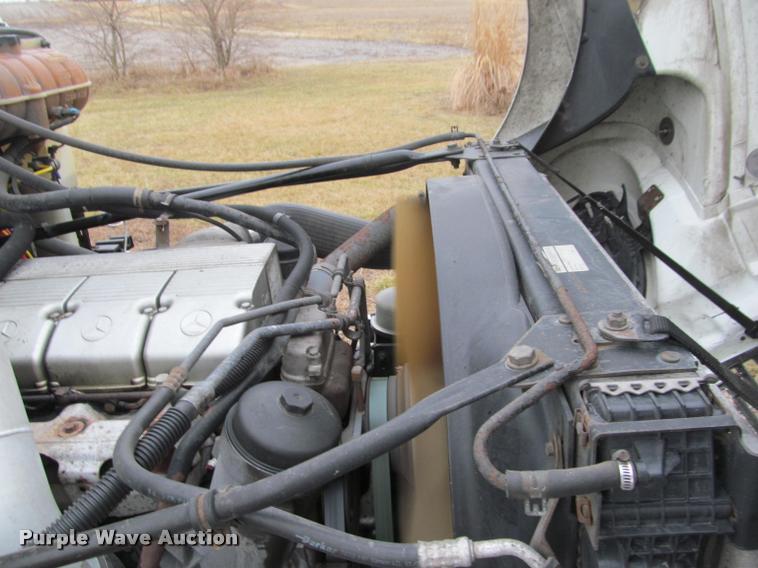 image for item J2622 2004 Freightliner Columbia semi truck