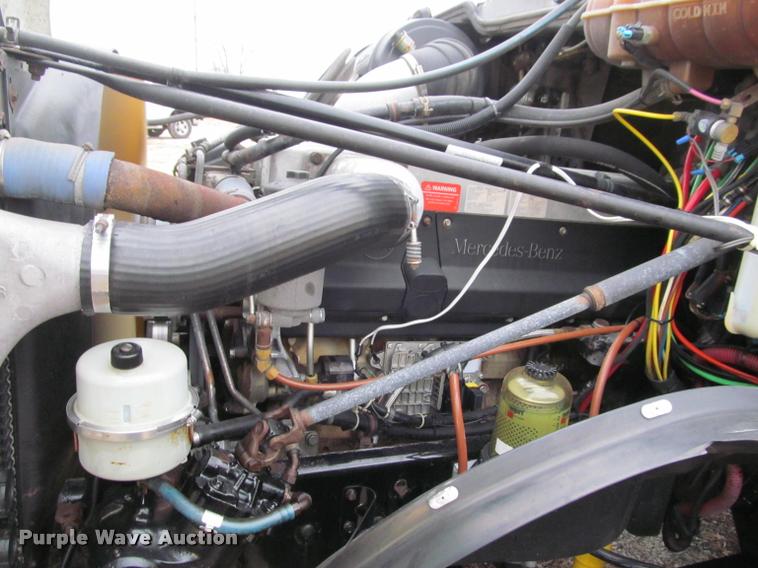 image for item J2622 2004 Freightliner Columbia semi truck