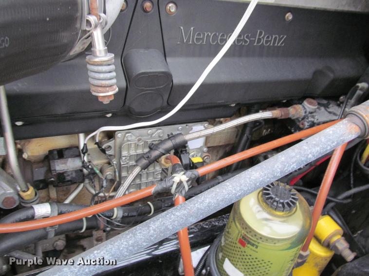 image for item J2622 2004 Freightliner Columbia semi truck