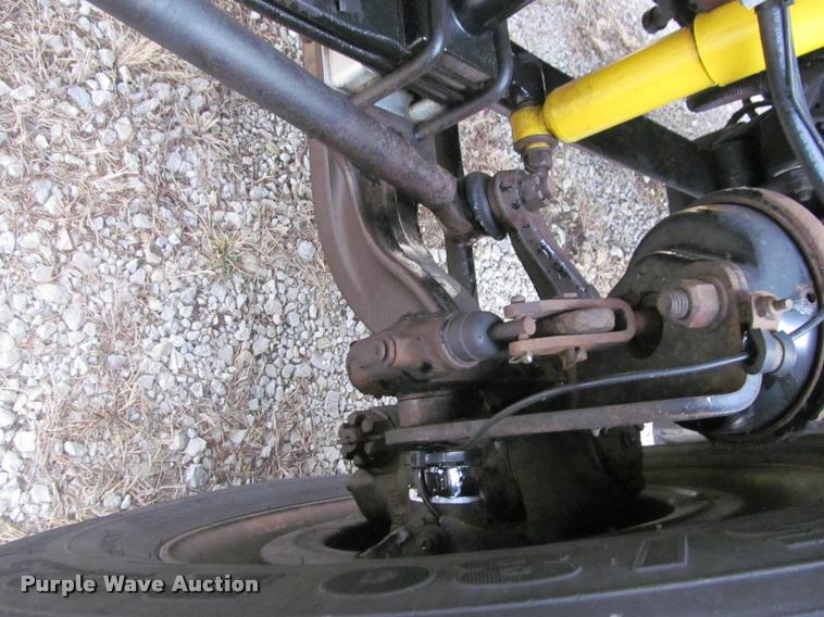 image for item J2622 2004 Freightliner Columbia semi truck