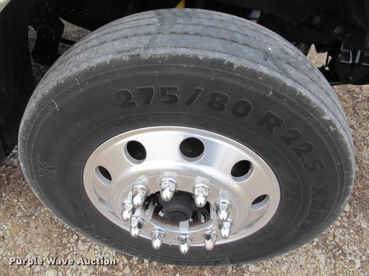 image for item J2622 2004 Freightliner Columbia semi truck