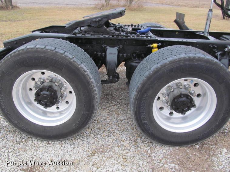 image for item J2622 2004 Freightliner Columbia semi truck