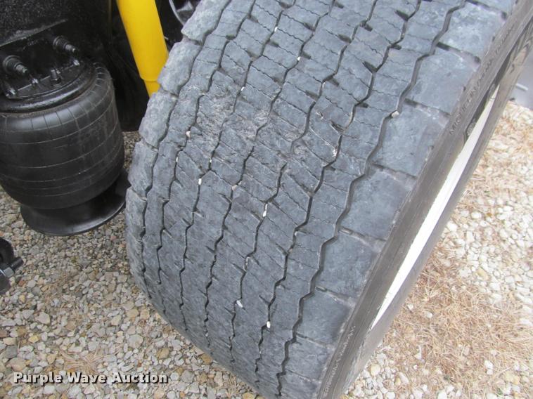 image for item J2622 2004 Freightliner Columbia semi truck