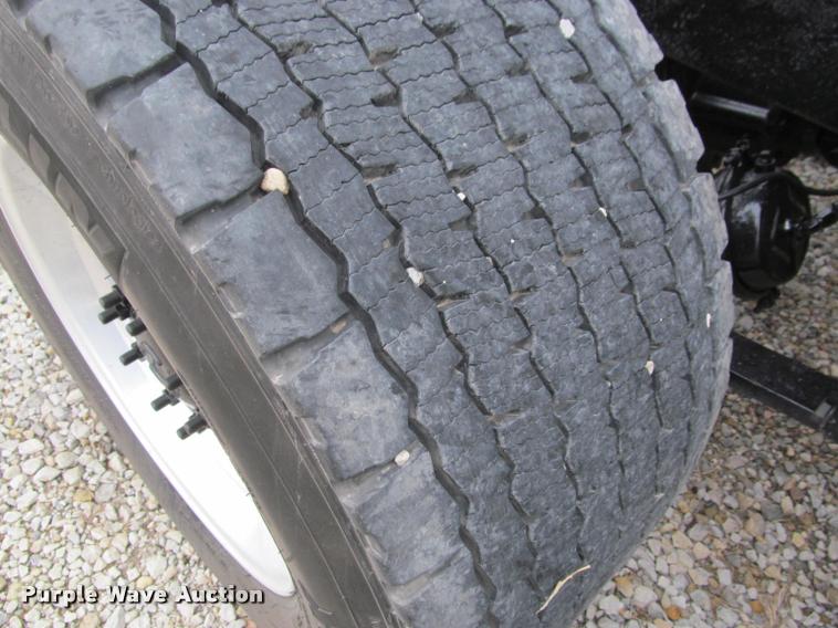 image for item J2622 2004 Freightliner Columbia semi truck