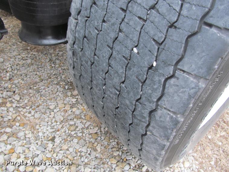 image for item J2622 2004 Freightliner Columbia semi truck