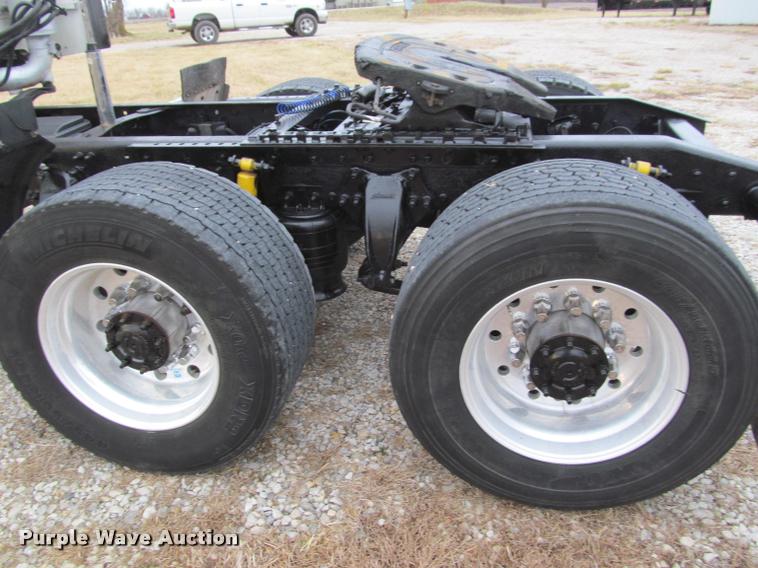 image for item J2622 2004 Freightliner Columbia semi truck