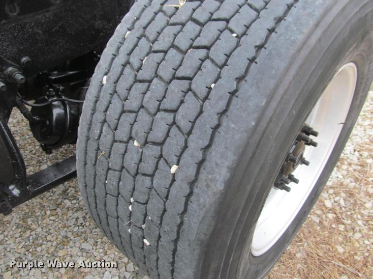 image for item J2622 2004 Freightliner Columbia semi truck