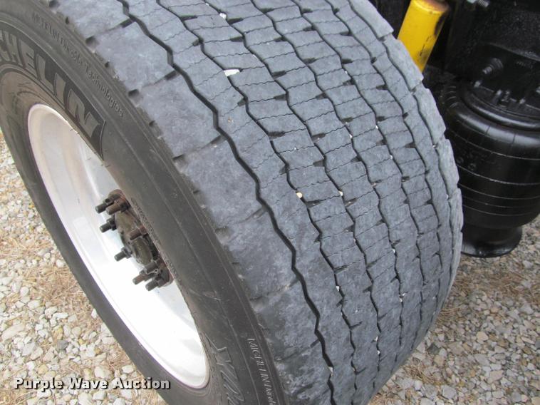 image for item J2622 2004 Freightliner Columbia semi truck