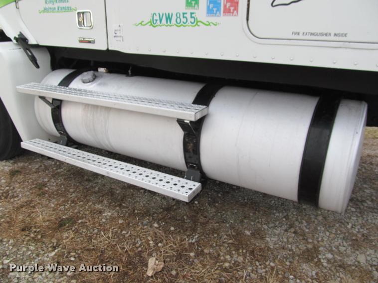 image for item J2622 2004 Freightliner Columbia semi truck