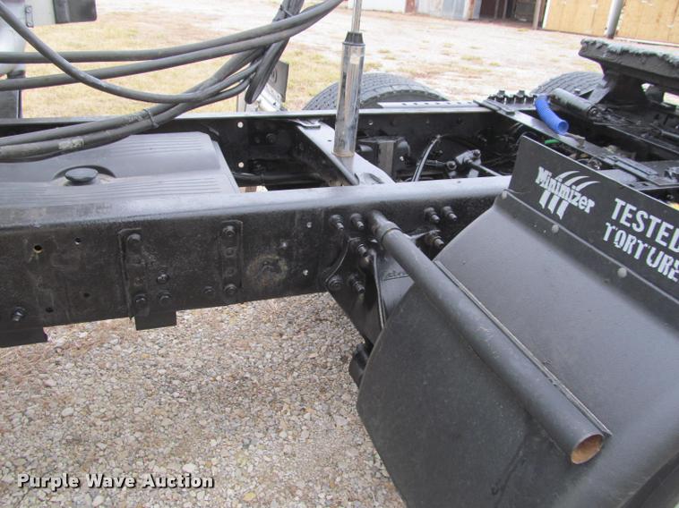 image for item J2622 2004 Freightliner Columbia semi truck