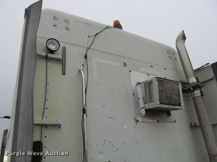 image for item J2622 2004 Freightliner Columbia semi truck