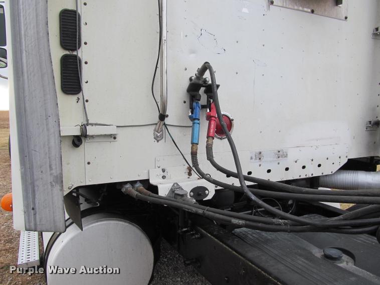 image for item J2622 2004 Freightliner Columbia semi truck