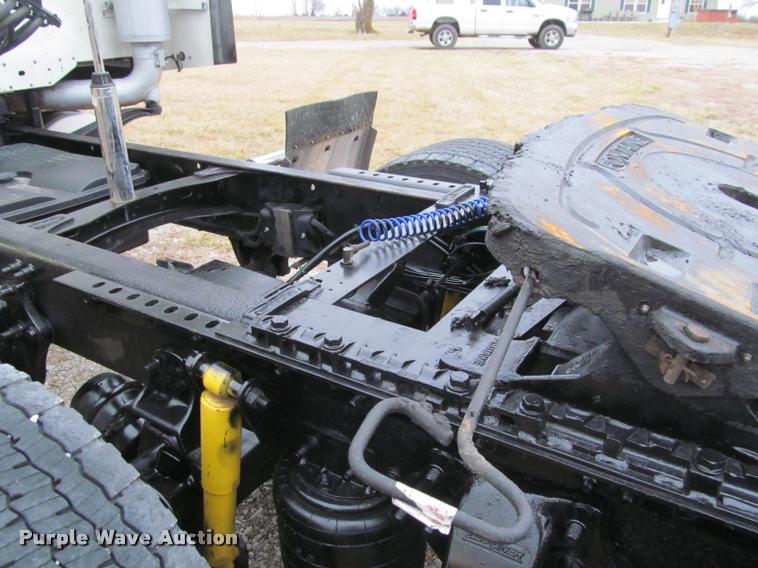 image for item J2622 2004 Freightliner Columbia semi truck