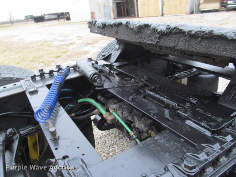 image for item J2622 2004 Freightliner Columbia semi truck