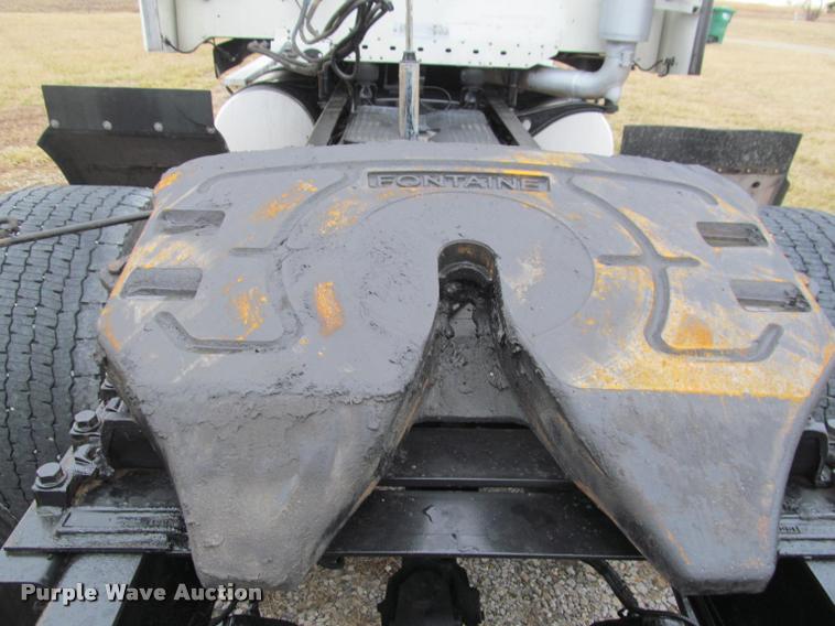 image for item J2622 2004 Freightliner Columbia semi truck