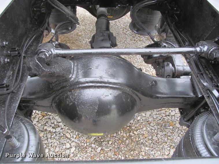 image for item J2622 2004 Freightliner Columbia semi truck