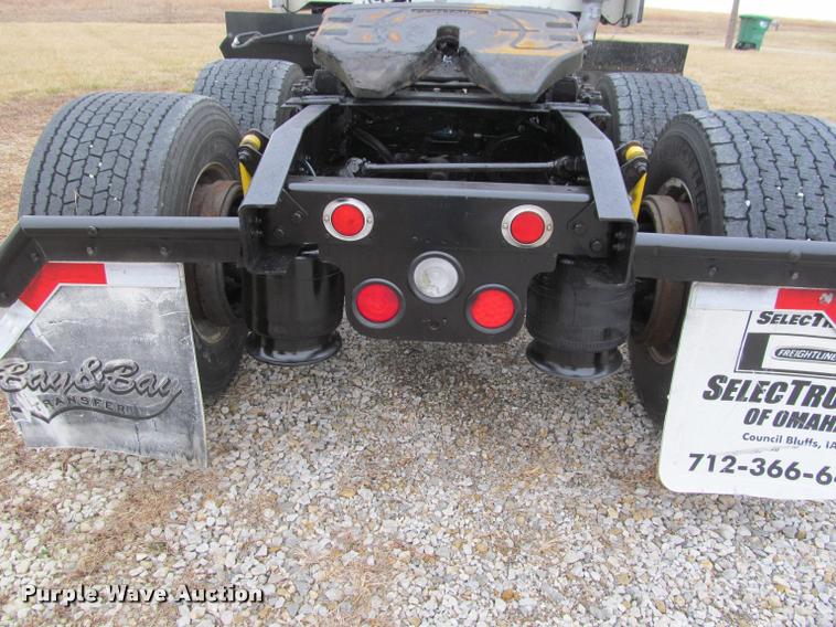 image for item J2622 2004 Freightliner Columbia semi truck