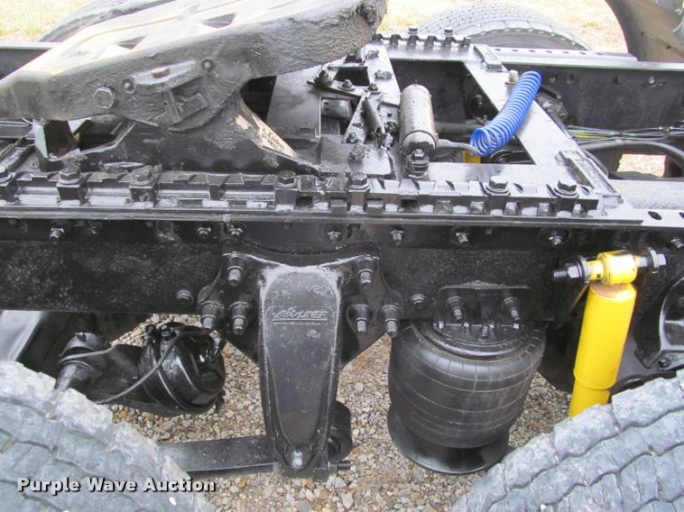 image for item J2622 2004 Freightliner Columbia semi truck