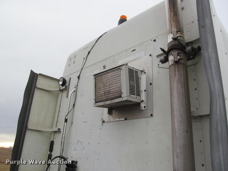 image for item J2622 2004 Freightliner Columbia semi truck