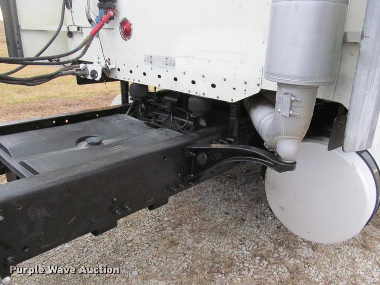 image for item J2622 2004 Freightliner Columbia semi truck