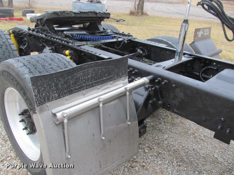 image for item J2622 2004 Freightliner Columbia semi truck