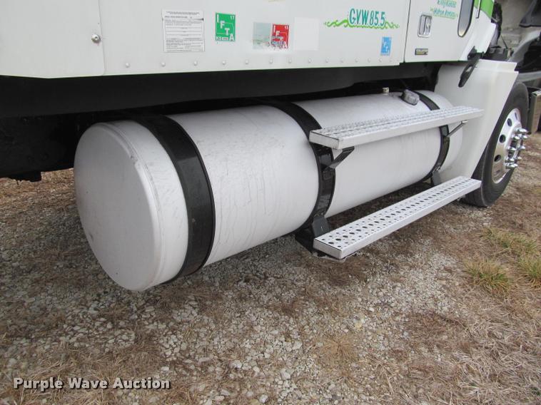 image for item J2622 2004 Freightliner Columbia semi truck