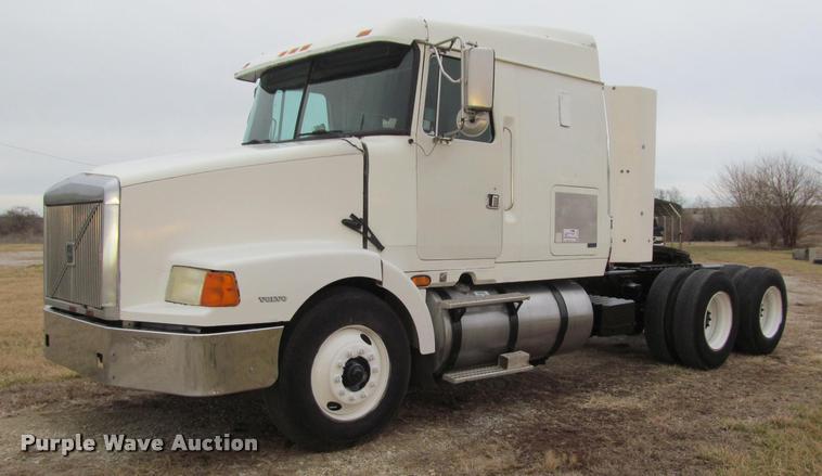 image for item J2623 1996 Volvo WIA semi truck