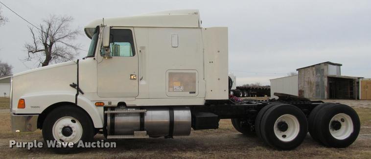 image for item J2623 1996 Volvo WIA semi truck