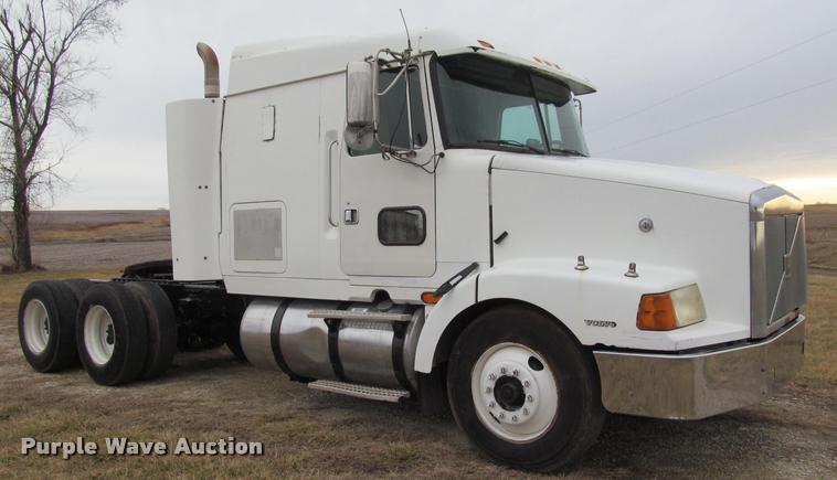 image for item J2623 1996 Volvo WIA semi truck
