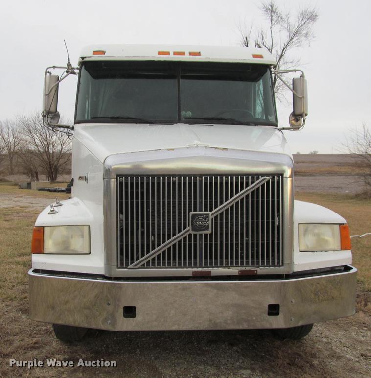 image for item J2623 1996 Volvo WIA semi truck