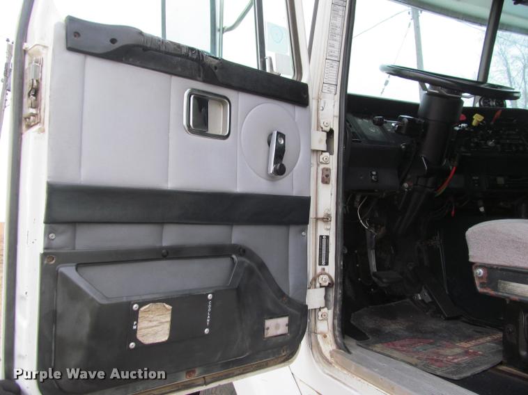 image for item J2623 1996 Volvo WIA semi truck