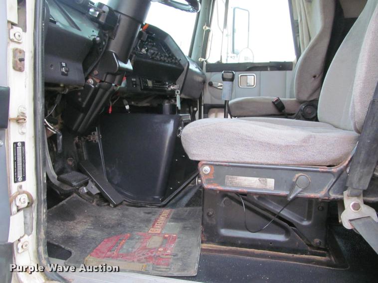 image for item J2623 1996 Volvo WIA semi truck