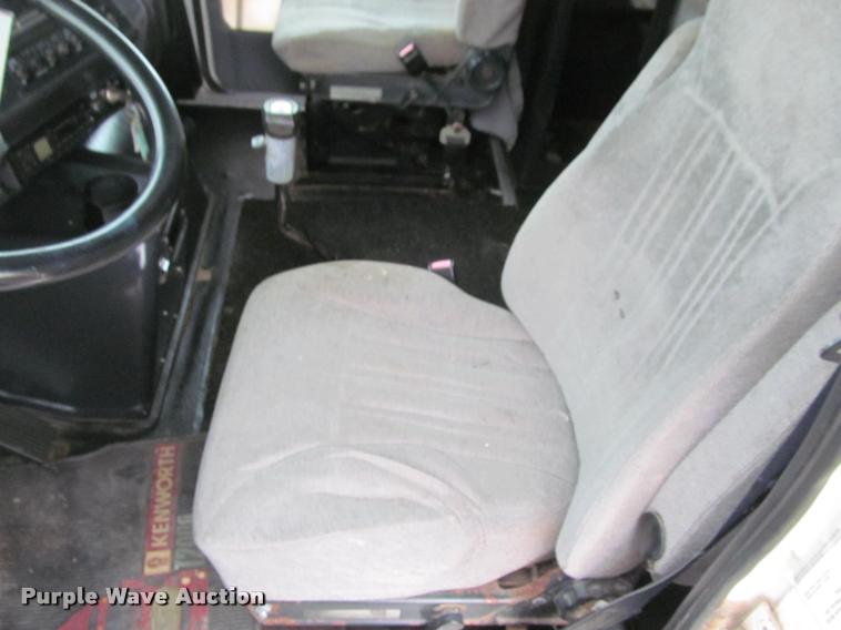 image for item J2623 1996 Volvo WIA semi truck