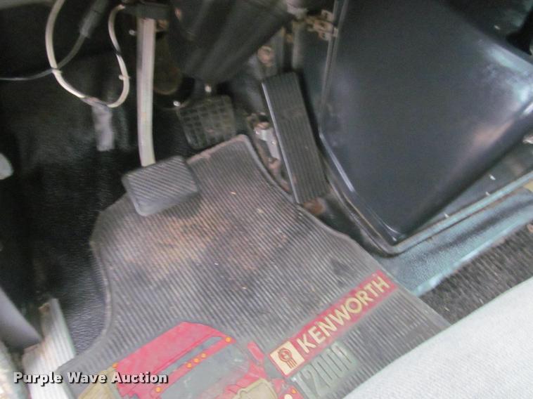 image for item J2623 1996 Volvo WIA semi truck