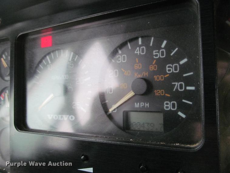 image for item J2623 1996 Volvo WIA semi truck