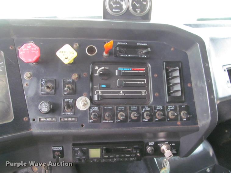 image for item J2623 1996 Volvo WIA semi truck