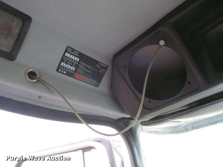 image for item J2623 1996 Volvo WIA semi truck