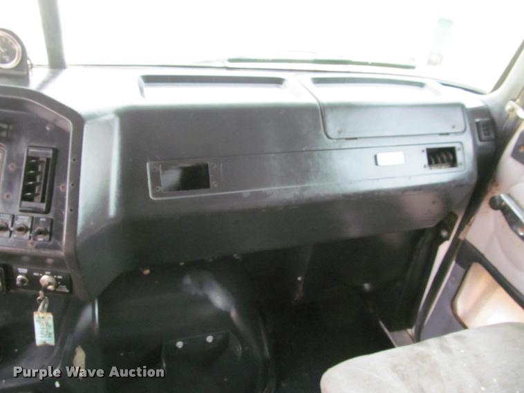 image for item J2623 1996 Volvo WIA semi truck