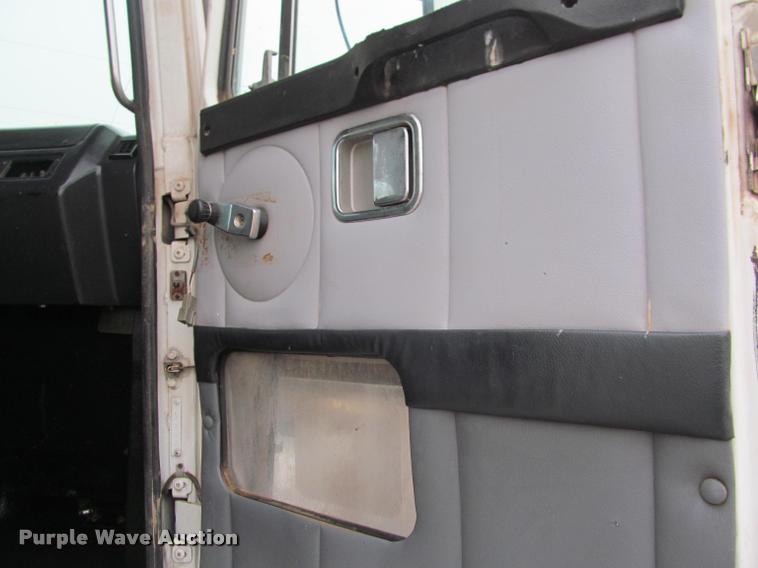 image for item J2623 1996 Volvo WIA semi truck