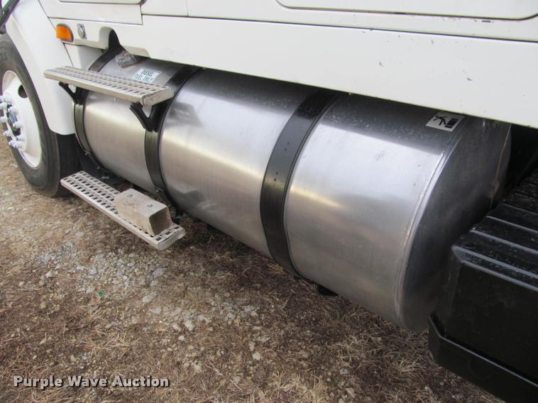 image for item J2623 1996 Volvo WIA semi truck