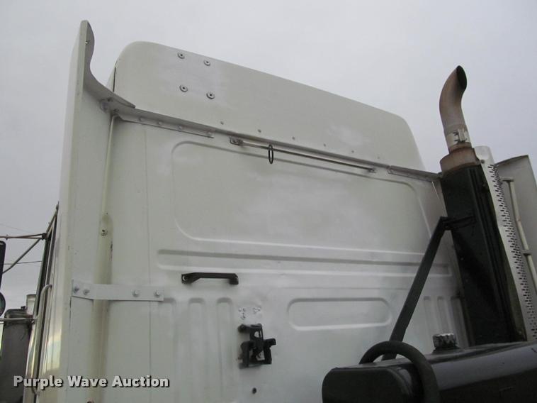 image for item J2623 1996 Volvo WIA semi truck