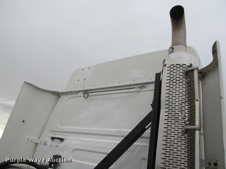 image for item J2623 1996 Volvo WIA semi truck