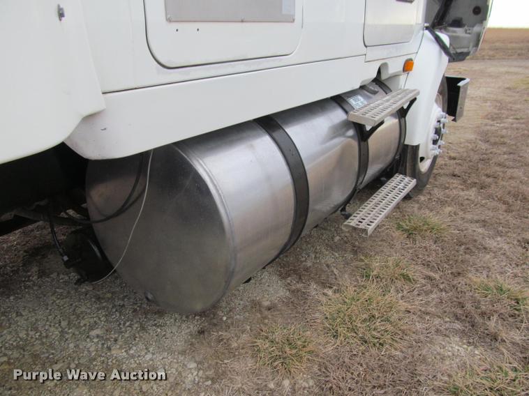 image for item J2623 1996 Volvo WIA semi truck