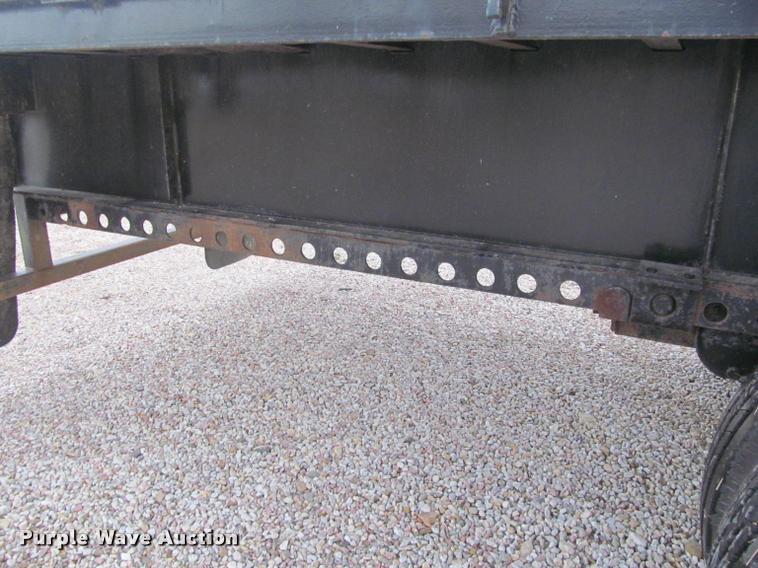image for item J2624 1989 Gulfstream extendable flatbed trailer