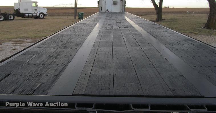 image for item J2624 1989 Gulfstream extendable flatbed trailer