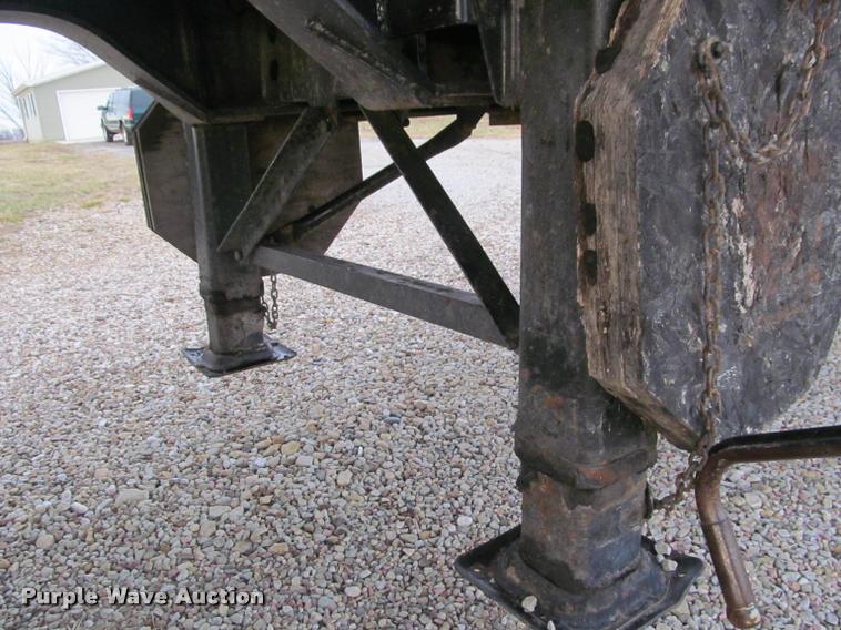 image for item J2624 1989 Gulfstream extendable flatbed trailer