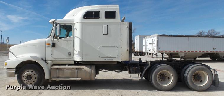 image for item J2638 2007 International 9400i semi truck