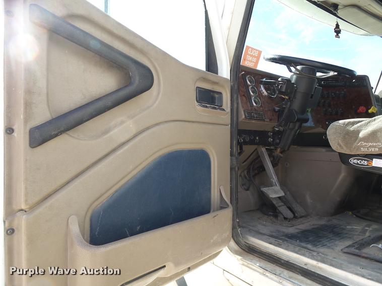 image for item J2638 2007 International 9400i semi truck