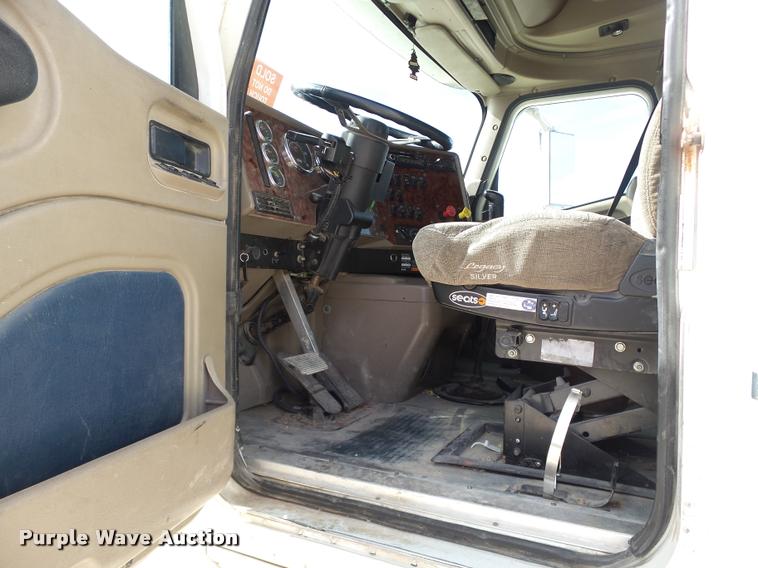 image for item J2638 2007 International 9400i semi truck